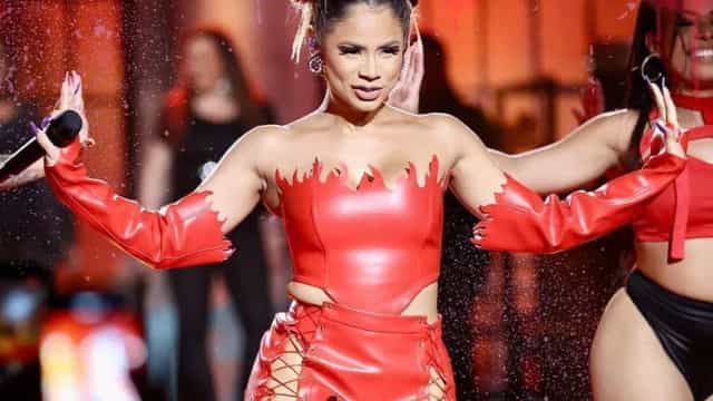 ‘Estou toda arranhada’, diz Lexa após fã invadir palco para beijá-la à força