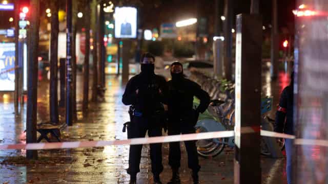 Menina de 12 anos é encontrada com cabeça quase decepada dentro de baú em Paris