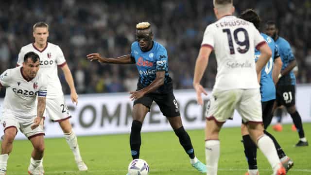 Napoli vira sobre o Bologna e reassume a liderança do Italiano; Milan é o 3º