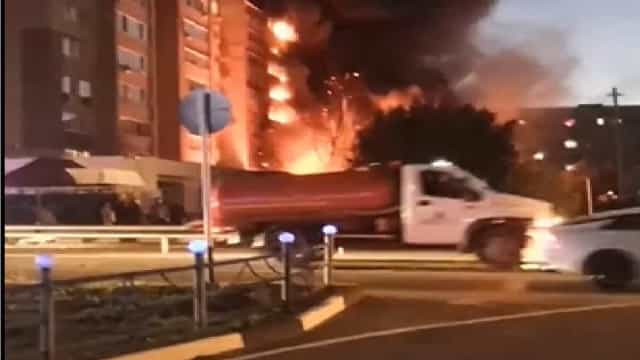Avião militar cai sobre bloco de apartamentos em Yeysk, na Rússia