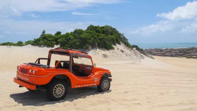 Turista morre em acidente com carro dirigido por adolescente em duna no CE