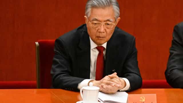 Antecessor de Xi Jinping é retirado do Congresso do Partido Comunista
