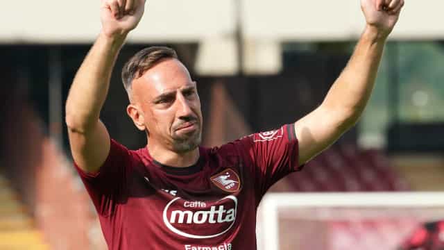 Ribéry chora e é amparado por companheiros em sua despedida dos gramados