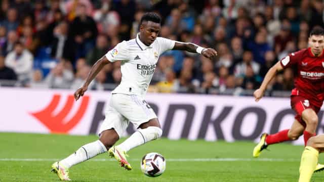 Vinicius Júnior brilha, Real Madrid vence o Sevilla e segue na ponta do Espanhol