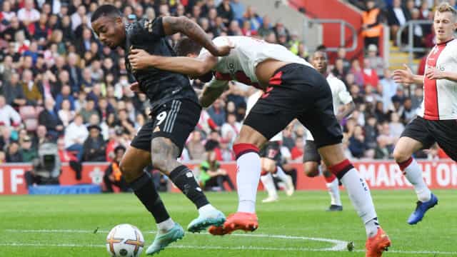 Arsenal só empata com Southampton e vê vantagem na liderança diminuir