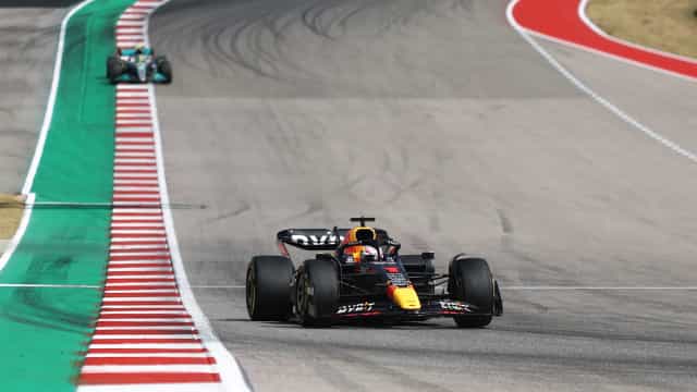 Verstappen lembra 2021, passa Hamilton no final e vence GP dos EUA de F1