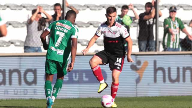 Reinaldo faz dois, São Paulo vence e entra no G8
