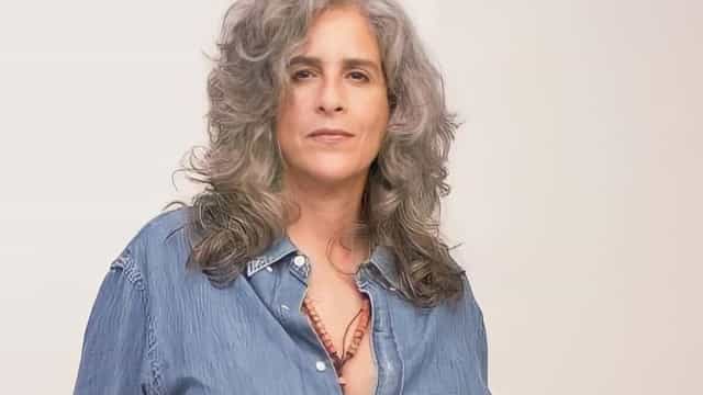 ‘Falso moralismo’, diz Lúcia Veríssimo em foto de beijo com Cássia Kis