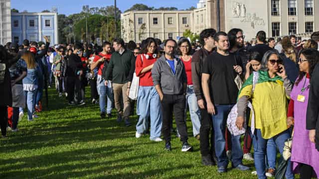 Eleitores brasileiros enfrentam filas para votar em Lisboa