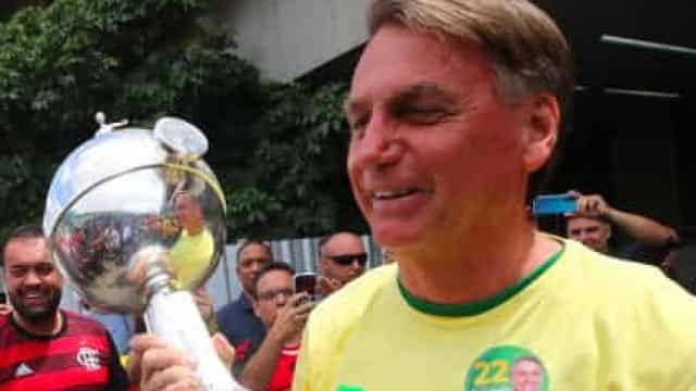 Bolsonaro vai ao Galeão recepcionar o Flamengo e posa com a taça da Libertadores