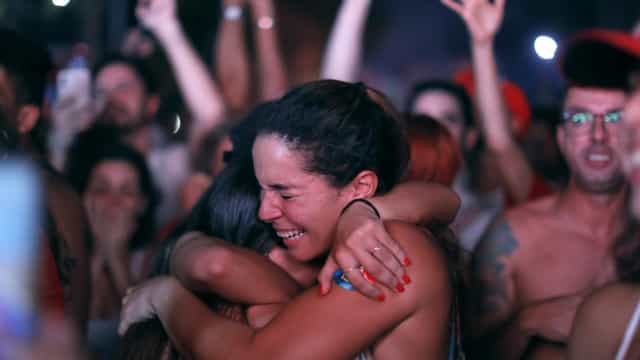 Eleitores de Lula comemoram nas ruas de todo país