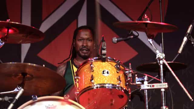 Ex-baterista dos Red Hot Chili Peppers é encontrado morto em casa