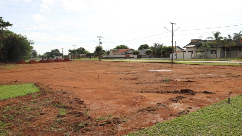 Prefeito assina termo de cessão de área pública para construção do lar dos idosos em Lucas