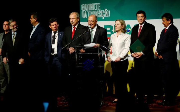 Equipe de transição de Lula tem 283 pessoas e é 1000% maior que a de Bolsonaro