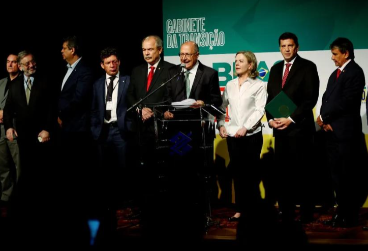 Equipe de transição de Lula tem 283 pessoas e é 1000% maior que a de Bolsonaro