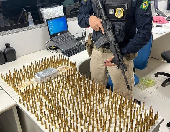 Em Cuiabá-MT, PRF apreende munições de fuzil e droga em ônibus