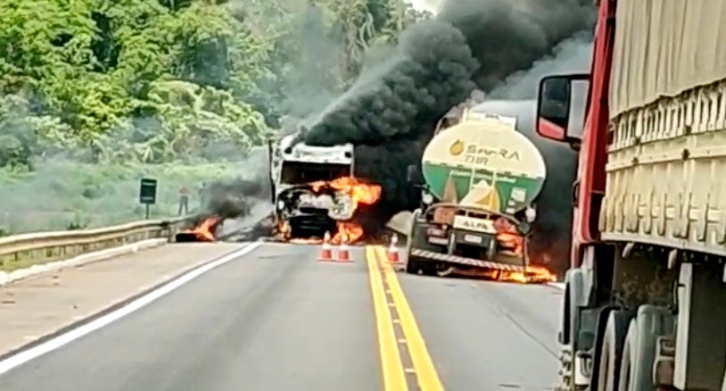 Fogo destrói carreta e caminhão na BR-163 entre Sinop e Itaúba em ataque criminoso