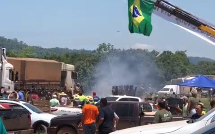 PRF lança  gás lacrimogêneo e tiro de borracha para dispersar  manifestantes em  Guarantã do Norte