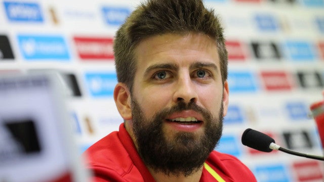 Gerard Piqué entrega camiseta da sua despedida do futebol ao Museu do Barcelona