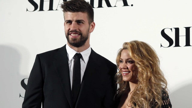 Gesto obsceno para Piqué? Shakira coça olho com dedo médio na frente do ex