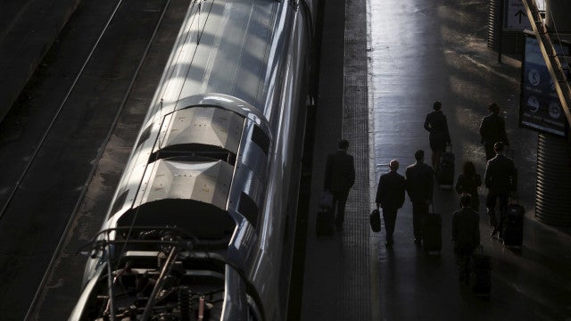 Mãe paga R$ 1.200 em viagem de trem, mas filho viaja dentro do bagageiro
