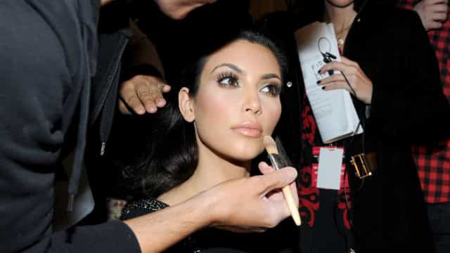 Kim Kardashian e irmãs celebram os 67 anos da mãe se vestindo como ela