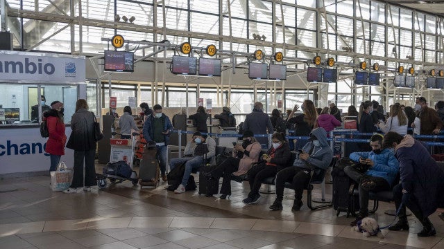 Máscara volta a ser obrigatória em aviões e aeroportos nesta sexta