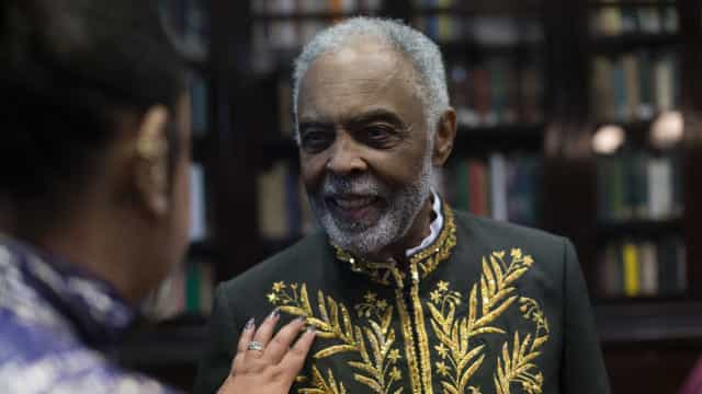 Gilberto Gil beija Lulu Santos na boca nos bastidores do festival Rock the Mountain