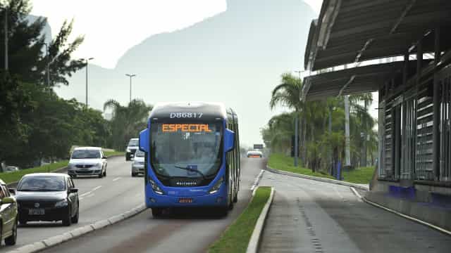 Idosa morre após queda de ônibus em movimento no Rio