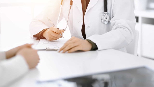 Mortes no Brasil ainda superam patamar pré-pandemia; pneumonia dá salto