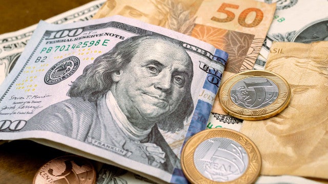 Dólar recua após disparada da véspera com discurso de Lula