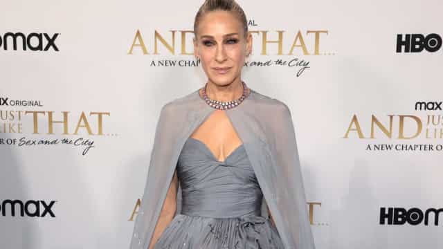 Sarah Jessica Parker usa vestido de noiva de Carrie Bradshaw no set