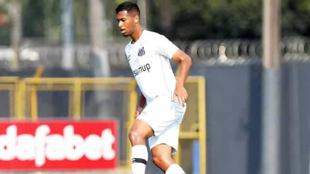 Meia Ed Carlos vai passar por cirurgia no ombro e só retorna ao Santos em 2023