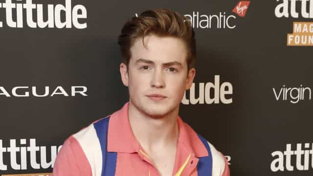 Ator Kit Connor assume bissexualidade após pressão dos fãs