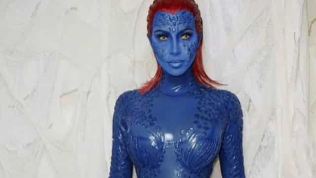 Kim Kardashian comete gafe e aparece fantasiada por engano em festa