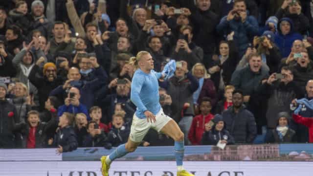 Manchester City supera expulsão, vence Fulham nos acréscimos e lidera Inglês