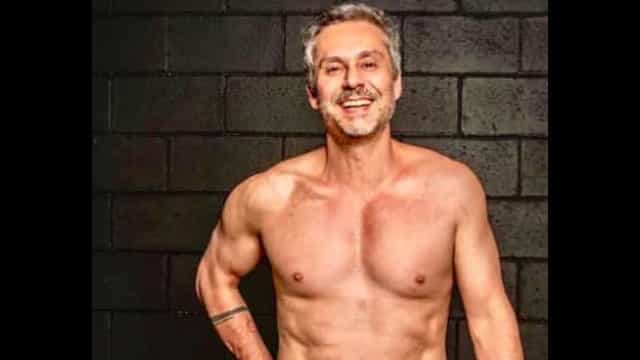 Alexandre Nero posta foto só de toalha e atiça fãs
