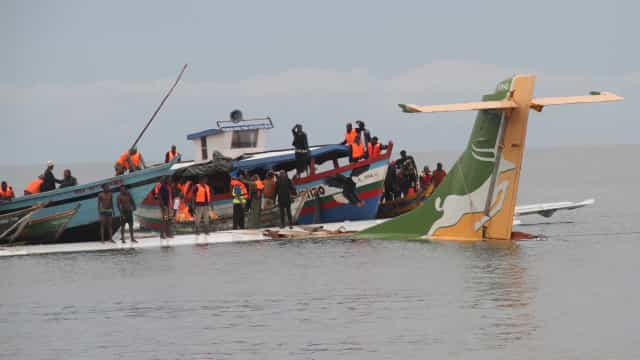 Avião com 43 a bordo cai em lago na Tanzânia