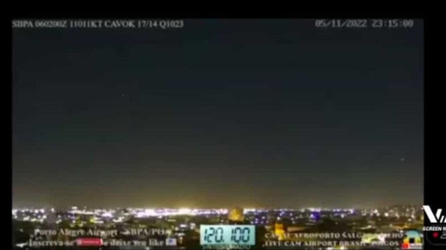 Óvni? Satélite? Bat-sinal? O que são as luzes estranhas no céu de Porto Alegre
