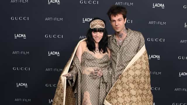Billie Eilish divide cobertor da Gucci com novo namorado em tapete vermelho