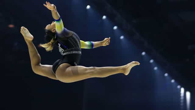 Com dança, Rebeca Andrade exibe medalhas conquistadas no Mundial