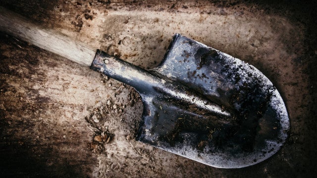 Mulher escapa de cova após ser enterrada viva pelo ex-marido nos EUA