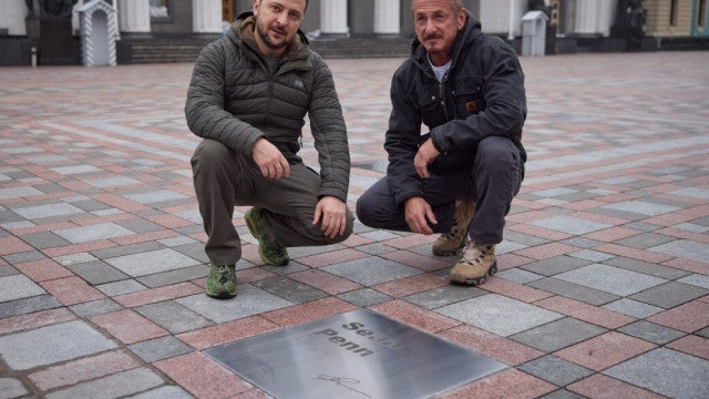 Sean Penn entrega uma de suas estatuetas do Oscar a Volodimir Zelenski