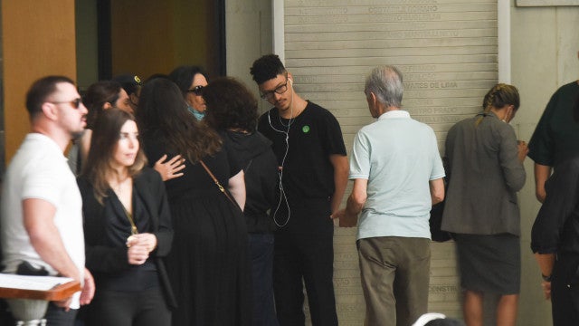Filho e viúva de Gal Costa chegam ao velório da cantora