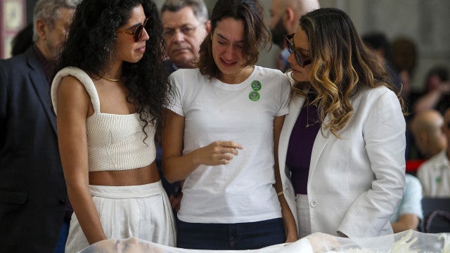 Fãs, amigos e familiares se despedem de Gal Costa no velório em SP