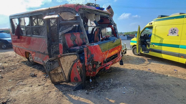 Ônibus cai em canal no Egito e ao menos 19 pessoas morrem