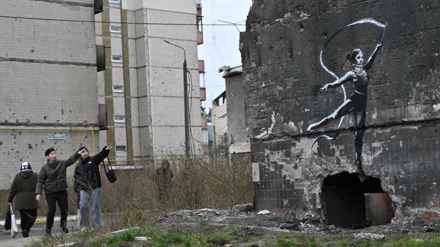 Banksy faz grafite em prédio destruído por bombardeio de guerra na Ucrânia
