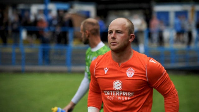 Jogador bebe de garrafa onde torcedor urinou, perde a cabeça e é expulso