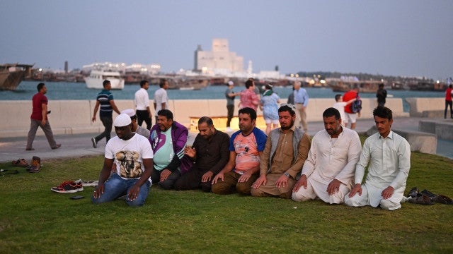 Imigrantes fizeram estádios e vendem falcões, leões mortos e açaí em Doha