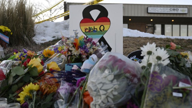 Pai de atirador em discoteca LGBTQ+ está aliviado por filho não ser gay